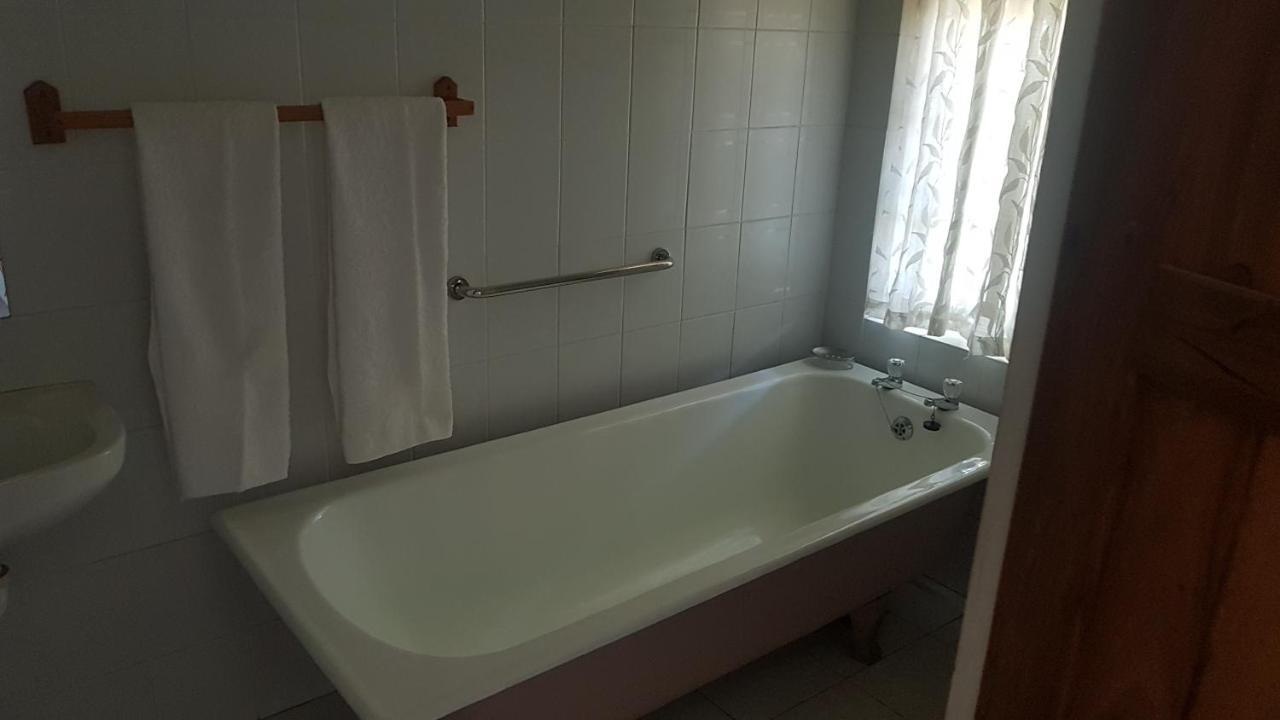 Beit Shalom Before Known As Best Little Guesthouse Oudtshoorn Ngoại thất bức ảnh