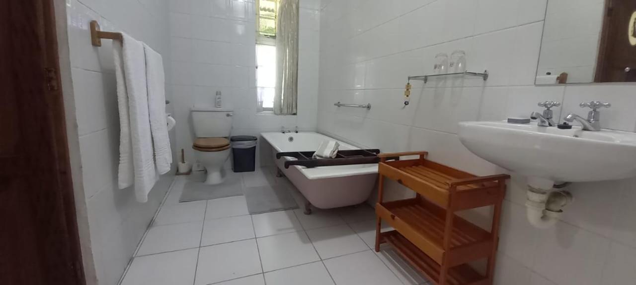 Beit Shalom Before Known As Best Little Guesthouse Oudtshoorn Ngoại thất bức ảnh